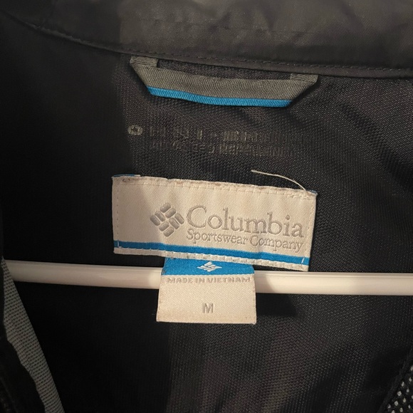 Women’s Columbia rain Jacket - Picture 2 of 3